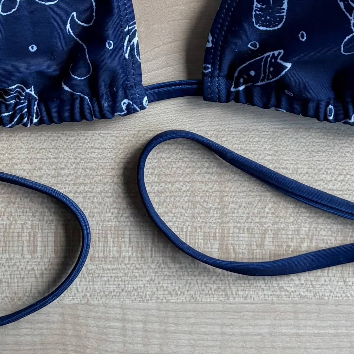 The gathered elastic edge along the underbust
